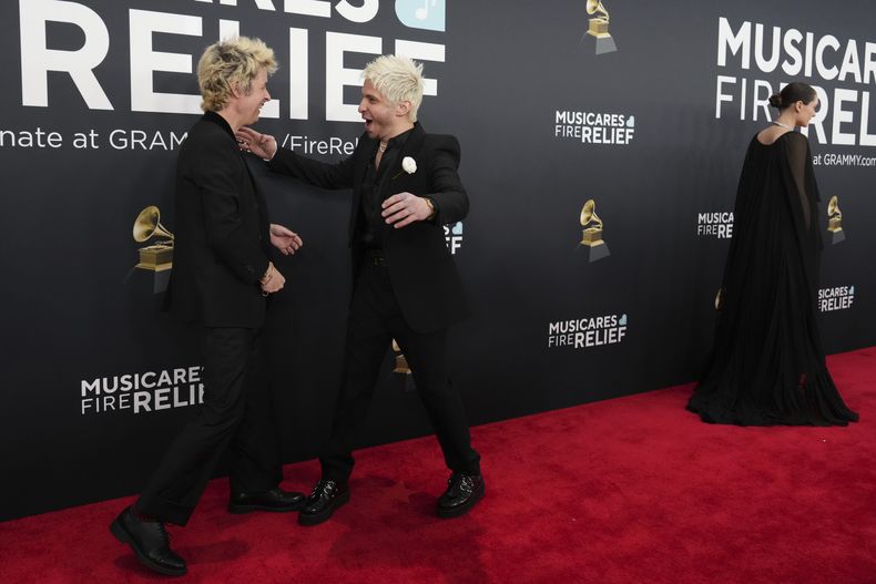 Billie Joe Armstrong, izquierda, y Andrew Watt llegan a la 67ª entrega anual de los Grammy el domingo 2 de febrero de 2025 en Los Ángeles. (Foto Jordan Strauss/Invision/AP)