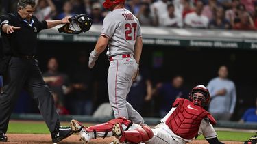 Mike Trout, de los Angelinos de Los Ángeles, llega a salvo al plato, anotando en contra del receptor de los Guardianes de Cleveland, Cam Gallagher, durante la novena entrada del juego de béisbol, el viernes 12 de mayo de 2023, en Cleveland. Los Angelinos ganaron 5-4. (AP Foto/David Dermer)