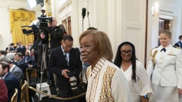 ARCHIVO - La madre de la ex primera dama Michelle Obama, Marian Robinson, en el centro, llega a una ceremonia en la que el presidente Joe Biden y la primera dama Jill Biden reciben al expresidente Barack Obama y a Michelle Obama para la presentación de sus retratos oficiales en la Sala Este de la Casa Blanca, el 7 de septiembre de 2022, en Washington. (AP Foto/Andrew Harnik, Archivo)