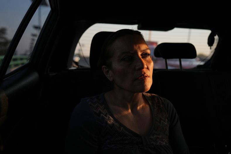 Ninfa Fuentes aborda el asiento trasero de un taxi organizado por AmorrAs, un colectivo feminista de transporte que ofrece viajes a mujeres que prefieren alternativas al transporte público por preocupaciones de seguridad, en Ciudad de México, el jueves 6 de noviembre de 2025. (AP Foto/Claudia Rosel)