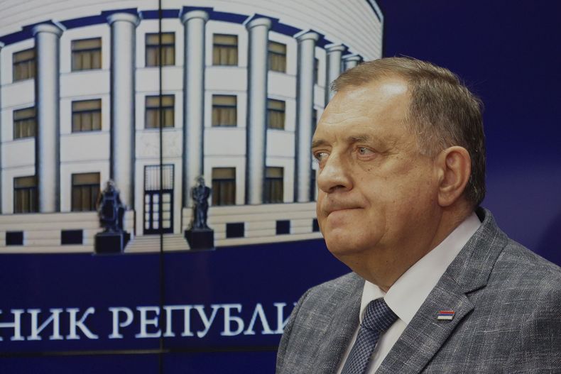 El presidente serbobosnio Milorad Dodik, durante una conferencia de prensa luego de una corte de apelaciones de Bosnia-Herzegovina confirmó un fallo previo que lo condenó a un año de cárcel y lo inhabilitó por seis debido a acciones separatistas, en la localidad bosnia de Banja Luka, a 240 kms al noroeste de Sarajevo, el 1 de agosto de 2025. (AP Foto/Radivoje Pavicic)