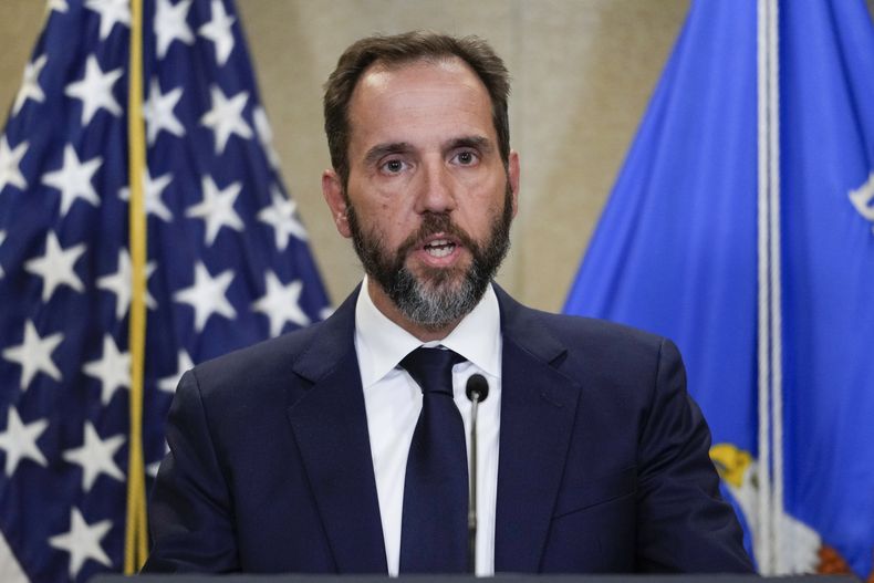 El fiscal especial Jack Smith durante una conferencia de prensa para hablar sobre la acusación al expresidente Donald Trump, el 1 de agosto de 2023, en la sede del Departamento de Justicia, en Washington. (AP Foto/J. Scott Applewhite, Archivo)