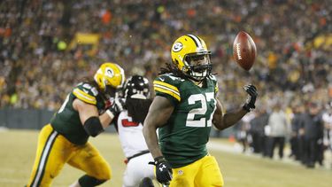 americateve | Eddie Lacy, de los Packers de Green Bay, festeja luego de anotar en el partido contra los Falcons de Atlanta, el lunes 8 de diciembre de 2014 (AP Foto/Tom Lynn)