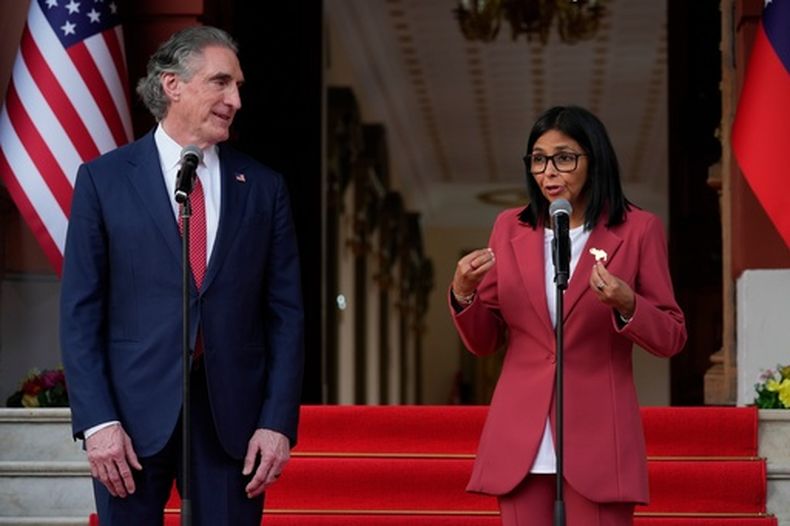La presidenta interina de Venezuela, Delcy Rodriguez, derecha, realiza un pronunciamiento conjunto con el secretario del Interior de Estados Unidos, Doug Burgum, en el palacio presidencial de Miraflores en Caracas, Venezuela, el miércoles 4 de marzo de 2026. (AP Foto/Ariana Cubillos)