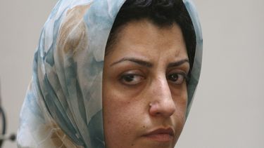 ARCHVO - La destacada activista iraní de derechos humanos Narges Mohammadi asiste a una reunión sobre derechos de las mujeres en Teherán, Irán, el 27 de agosto de 2007. (AP Foto/Vahid Salemi, Archivo)