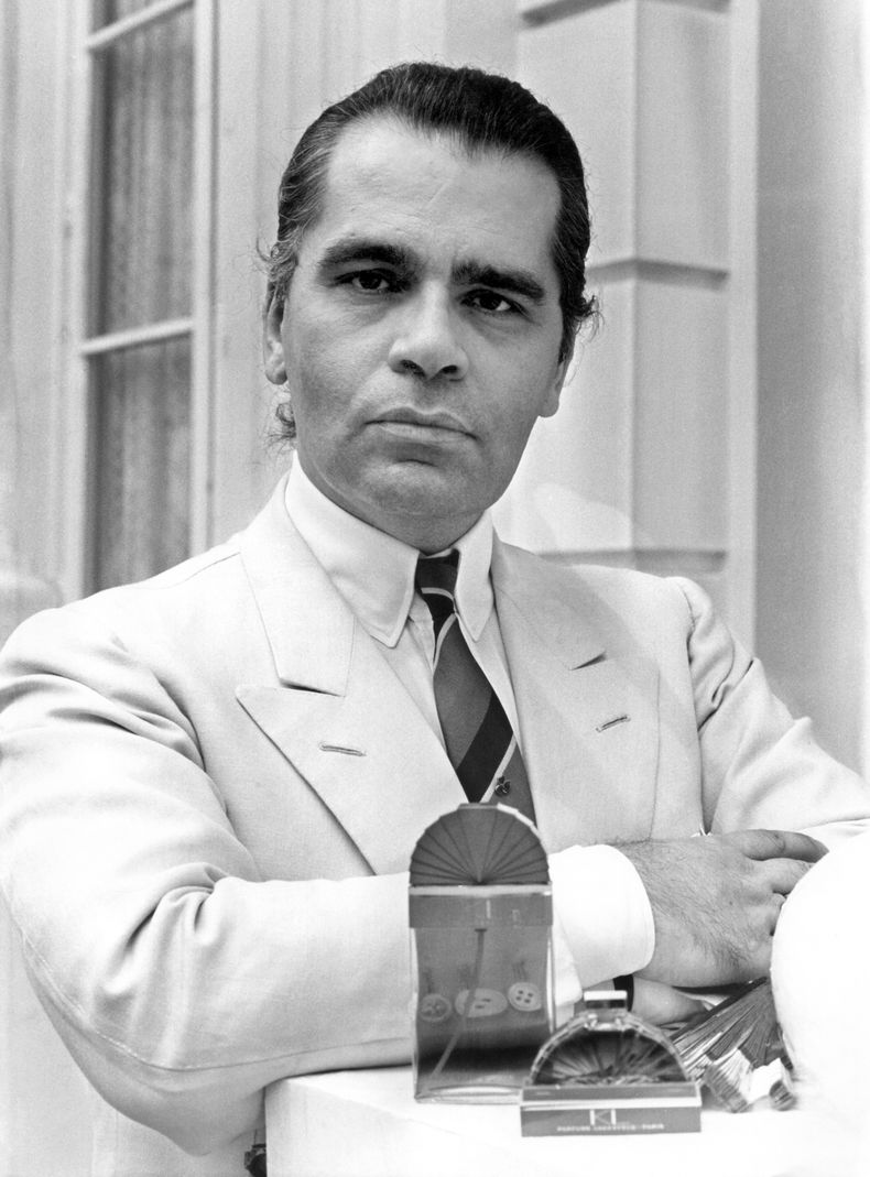ARCHIVO - El diseñador alemán Karl Lagerfeld posa durante la presentación de su fragancia KL en Hamburgo, Alemania, el 29 de julio de 1982. Lagerfeld murió en 2019 después de dominar el universo de la moda por décadas hasta que fue un octogenario. El lunes 1 de mayo de 2023, ha llegado y el legado de Lagerfeld se exhibirá en la gala del Met y en la exposición complementaria de la fiesta de recaudación de fondos en el Instituto del Vestido del Museo Metropolitano de Arte. (Werner Baum/dpa vía AP, archivo)