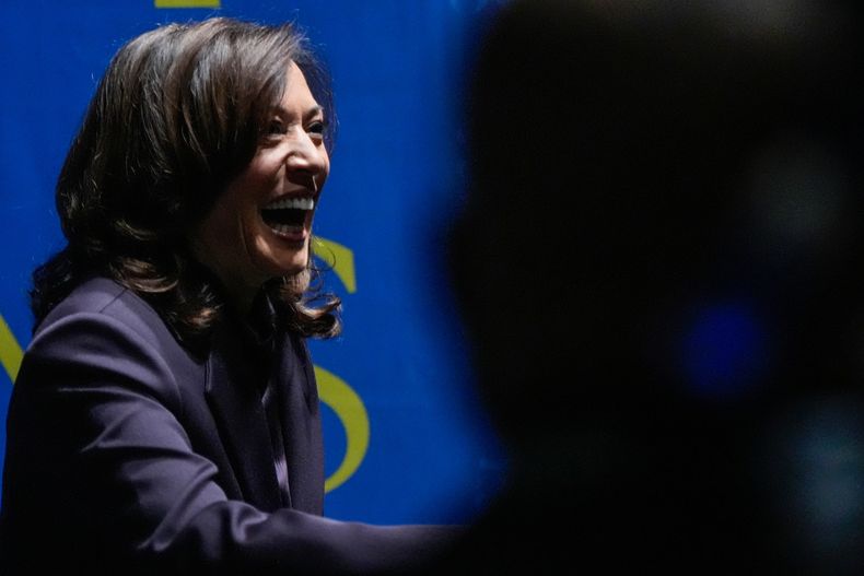 La exvicepresidenta de Estados Unidos Kamala Harris saluda al público antes de pronunciar un discurso el viernes 17 de octubre de 2025, en Birmingham, Alabama. (AP Foto/Mike Stewart)