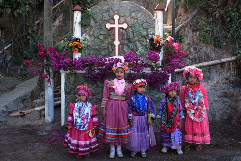 ARCHIVO - Niñas católicas que representan a los ángeles, posan para fotos antes de la misa de Domingo de Ramos en Santa Cruz Chinautla, Guatemala, el 29 de marzo de 2026. (AP Foto/Moisés Castillo)