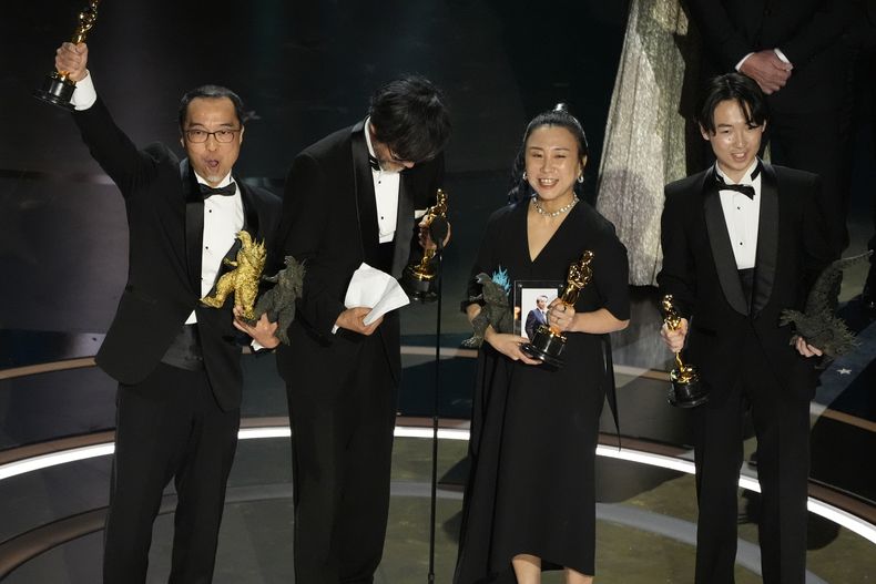 Masaki Takahashi, de izquierda a derecha, Takashi Yamazaki, Kiyoko Shibuya, y Tatsuji Nojima reciben el premio a mejores efectos visuales por Godzilla Minus One en los Oscar el domingo 10 de marzo de 2024, en el Teatro Dolby en Los Ángeles. (Foto AP/Chris Pizzello)
