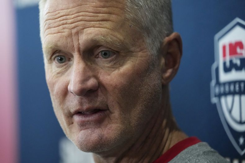 Steve Kerr, entrenador de la selección estadounidense, habla con la prensa el viernes 4 de agosto de 2023, en Las Vegas (AP Foto/John Locher)