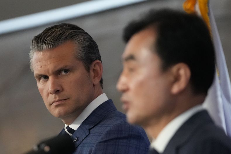 El secretario de Defensa de Estados Unidos, Pete Hegseth, a la izquierda, mira mientras el ministro surcoreano de Defensa, Ahn Gyu-back, a la derecha, habla durante la conferencia de prensa conjunta tras su reunión en el Ministerio de Defensa en Seúl, Corea del Sur, el martes 4 de noviembre de 2025. (AP Foto/Lee Jin-man, Pool)