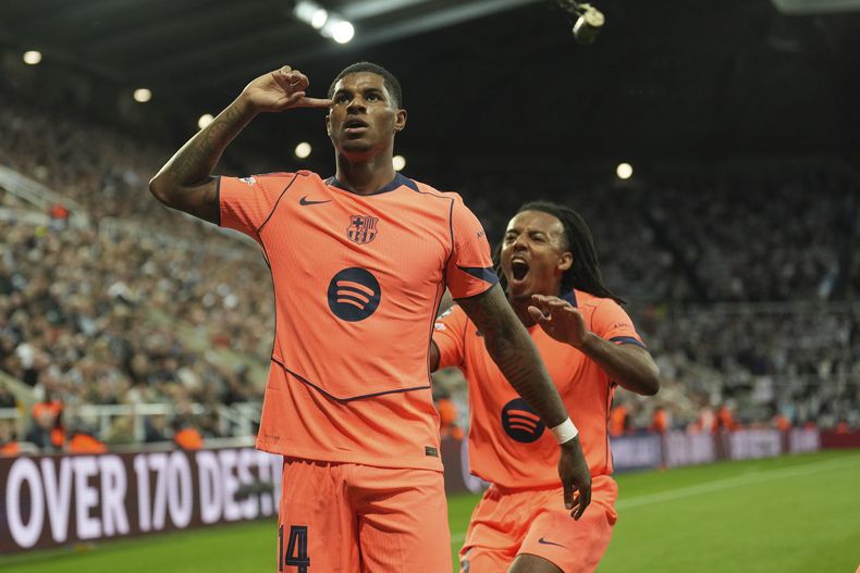 Marcus Rashford celebra tras anotar el segundo gol del Barcelona en la victoria 2-1 ante Newcastle en la Liga de Campeones, el jueves 18 de septiembre de 2025, en Newcastle. (AP Foto/Jon Super)