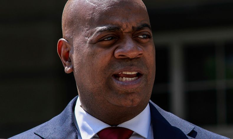 ARCHIVO - El alcalde de Newark, Ras Baraka, habla frente a la Corte Federal de Distrito de Nueva Jersey, en Newark, Nueva Jersey, el 3 de junio de 2025, durante una conferencia de prensa sobre su detención el 9 de mayo en Delaney Hall. (AP Foto/Kena Betancur/Archivo)
