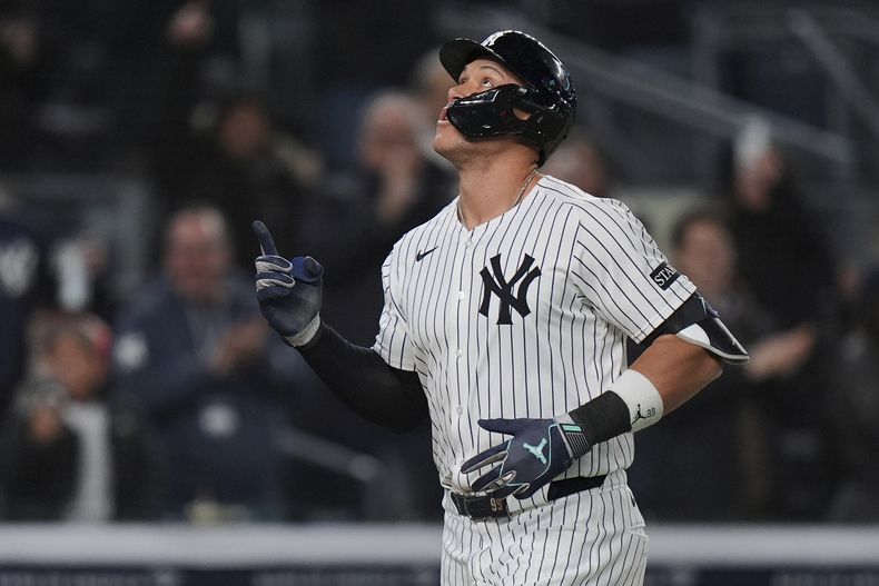 Aaron Judge, de los Yankees de Nueva York, festeja tras batear un jonrón en el duelo del miércoles 16 de abril de 2025, ante los Reales de Kansas City (AP Foto/Frank Franklin II)