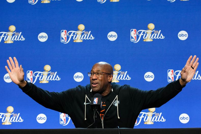 El entrenador de los Knicks de Nueva York Mike Brown habla en conferencia de prensa antes del juego 5 de las Finales de la NBA ante los Spurs de San Antonio el viernes 12 de junio del 2026. (AP Foto/Ross D. Franklin)