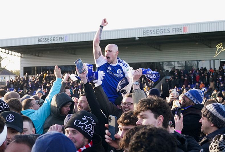 Josh Kay del Macclesfield Town, de la sexta división inglesa, celebra con los aficionados su victoria en la tercera ronda de la Copa FA ante el campeón defensor Crystal Palace el sábado 10 de enero del 2026. (Martin Rickett/PA via AP)