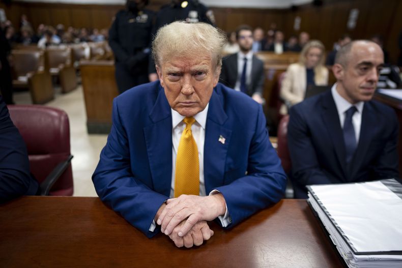 El expresidente Donald Trump aguarda el inicio de los procedimientos de su juicio en la corte penal de Manhattan el jueves 2 de mayo de 2024, en Nueva York. (Doug Mills/The New York Times vía AP, foto compartida)