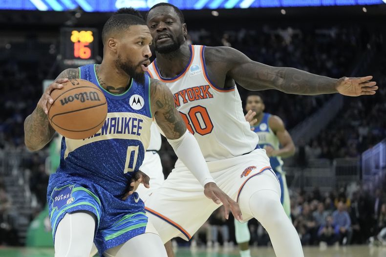Damian Lillard, de los Bucks de Milwaukee, avanza frente a Julius Randle, de los Knicks de Nueva York, durante el partido del viernes 3 de noviembre de 2023 (AP Foto/Morry Gash)