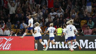 La futbolista inglesa Georgia Stanway (izquierda) celebra tras marcar en el partido del Grupo D del Mundial femenino que enfrentó a Inglaterra y Haití, en Brisbane, Australia, el 22 de julio de 2023. (AP Foto/Tertius Pickard)