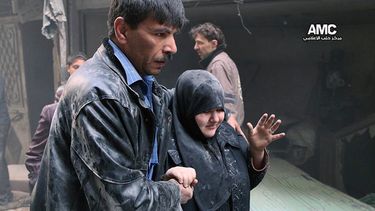 americateve | Fotograf&iacute;a del domingo 6 de abril de 2014 proporcionada por el grupo activista antigubernamental Aleppo Media Center (AMC), la cual fue autentificada por la AP, muestra a un hombre sirio ayudando a una sobreviviente de un edificio da&ntilde;ado por
