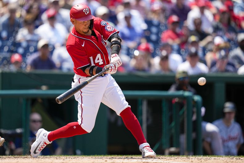 Ildemaro Vargas de los Nacionales de Washington conecta un jonrón de dos carreras en la tercera entrada del juego ante los Tigres de Detroit el domingo 21 de mayo del 2023. (AP Foto/Alex Brandon)