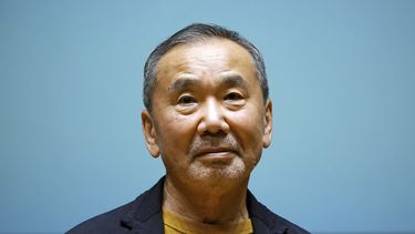 ARCHIVO - El novelista japonés Haruki Murakami posa para medios durante una conferencia de prensa en la nueva sede internacional de literatura, la biblioteca Haruki Murakami, inaugurada en la Universidad Waseda en Tokio, el 22 de septiembre de 2021. El popular escritor japonés publicó su discurso “Escribir ficción en tiempos de pandemia y guerra” el miércoles 7 de junio. (Foto AP/Eugene Hoshiko,archivo)