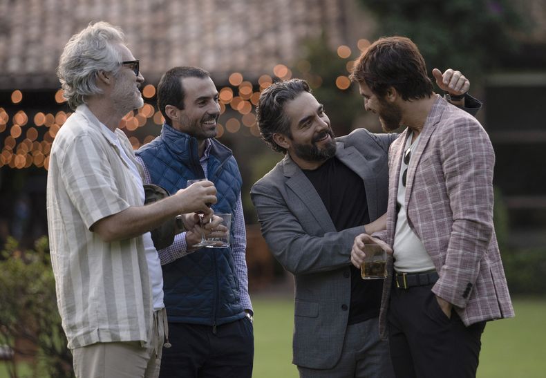 En esta imagen proporcionada por Netflix, Juan Pablo Medina como Ronie Guevara, Pablo Cruz Guerrero como Martin de la Luna, Omar Chaparro como Tano Scaglia, Alfonso Bessave como Gustavo Maldonado en una escena de Las Viudas de los Jueves. (Camila Jurado/Netflix vía AP)