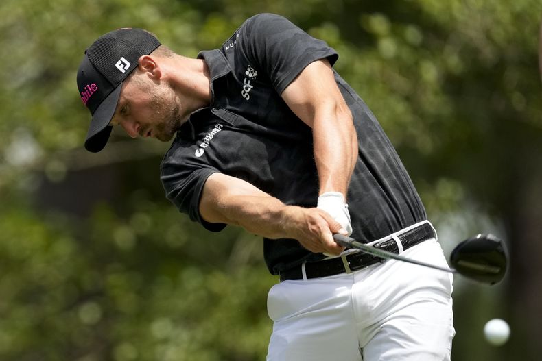 Wyndham Clark realiza su tiro de salida al hoyo 11 durante una práctica para el US Open en Pinehurst, Carolina del Norte, el lunes 10 de junio de 2024 (AP Foto/Matt York)