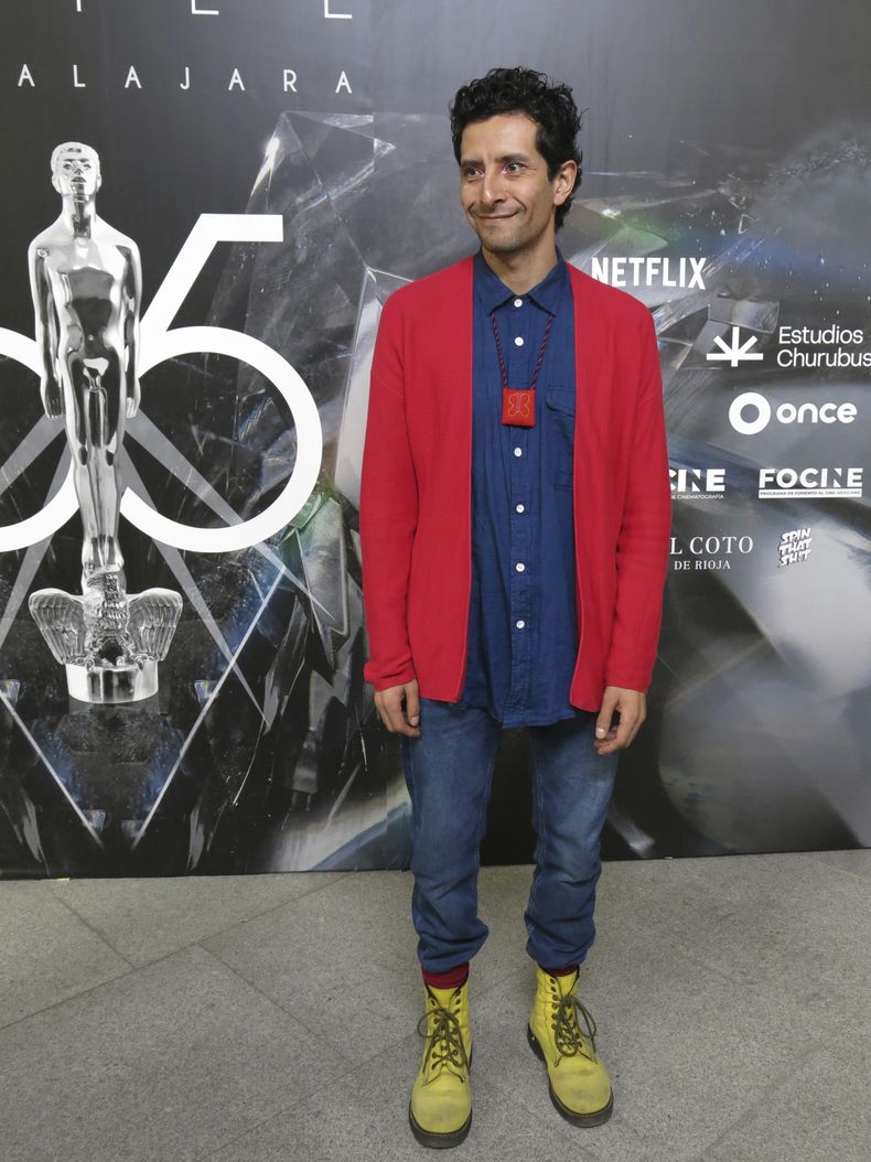 Raul Briones, de El norte sobre el vacío, posa a su llegada al almuerzo de nominados de la 65a edición del Premio Ariel de la Academia Mexicana de Artes y Ciencias Cinematográficas en la Ciudad de México el 3 de agosto de 2023. (Foto AP/Berenice Bautista)