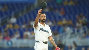 El dominicano Sandy Alcántara, lanzador de los Marlins de Miami, se quita la gorra tras romper el récord de más innings lanzados con el equipo, el sábado 8 de agosto de 2026, ante los Angelinos de Los Ángeles (AP Foto/Marta Lavandier)