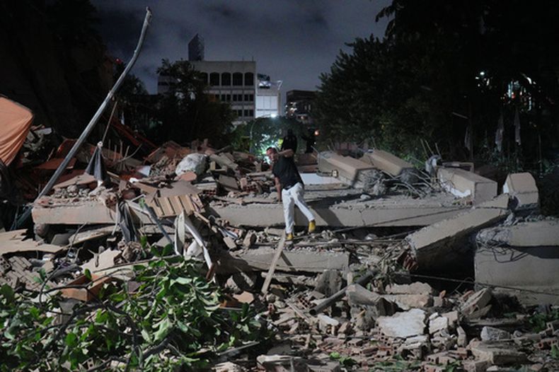 Un hombre salta sobre un edificio derrumbado tras un terremoto en Caracas, Venezuela, el miércoles 24 de junio de 2026. (AP Foto/Adrián Naranjo)