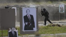 La policía hace una demostración de una operación contra el crimen organizado al final de una ceremonia en la que el presidente ecuatoriano, Guillermo Lasso, entregó municiones a la policía en Quito, Ecuador, el jueves 27 de julio de 2023. (AP Foto/Dolores Ochoa)