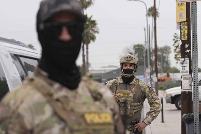 Agentes federales afuera de una tienda de Home Depot durante un operativo el viernes 15 de agosto de 2025, en Los Ángeles. (AP Foto/Gregory Bull)
