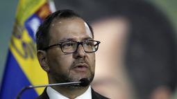 ARCHIVO - El canciller venezolano Yvan Gil Pinto en una conferencia de prensa conjunta con su homólogo ruso, Serguéi Lavrov en la Cancillería en Caracas, Venezuela, el martes 20 de febrero de 2024. El gobierno venezolano invitó el lunes 8 de abril de 2024 a Colombia a servir como observador en las elecciones presidenciales convocadas para el 28 de julio, en las que Nicolás Maduro aspira a un tercer mandato en una reunión entre el canciller venezolano Yvan Gil y su par colombiano Luis Gilberto Murillo. (AP Foto/Matías Delacroix, Archivo)