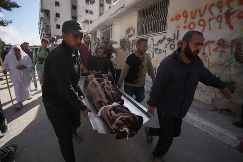 Palestinos cargan con el cuerpo de una persona fallecida en la víspera en ataques aéreos israelíes contra Izz al-Din al-Haddad, líder de las Brigadas Qassam de Hamás, durante un funeral en el exterior del hospital Shifa, en la Ciudad de Gaza, el 16 de mayo de 2026. (AP Foto/Jehad Alshrafi)