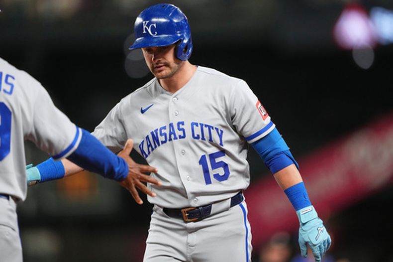 Lane Thomas, de los Reales de Kansas City, celebra un sencillo productor frente a los Marineros de Seattle durante la octava entrada del juego de béisbol de Grandes Ligas, el viernes 1 de mayo de 2026, en Seattle. (AP Foto/Lindsey Wasson)