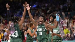 La nigeriana Promise Amukamara (10) celebra la victoria ante Canadá en el baloncesto femenino de los Juegos Olímpicos de París, el domingo 4 de agosto de 2024 en Villeneuve-dAscq, Francia. (AP Foto/Mark J. Terrill)