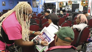 Un organizador de la Red de Acción Nacional registra a la gente antes de una gira en autobús de Get Out the Vote hacia Filadelfia en el barrio de Harlem de Nueva York el viernes 27 de septiembre de 2024. (AP Foto/Noreen Nasir)