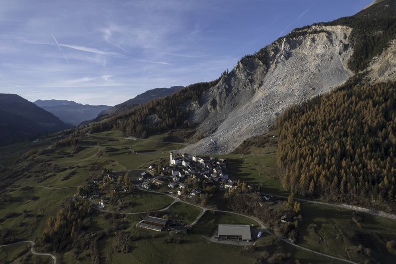 Vista del poblado de Brienz, Suiza, el sábado 9 de noviembre de 2024. (Gian Ehrenzeller/Keystone vía AP)