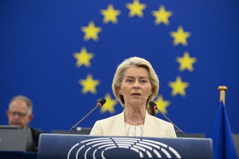 La presidenta de la Comisión Europea, Ursula von der Leyen, durante el discurso anual del Estado de la Unión Europea, en el Parlamento europeo en Estrasburgo, Francia, el 16 de septiembre de 2026. (AP Foto/Pascal Bastien)