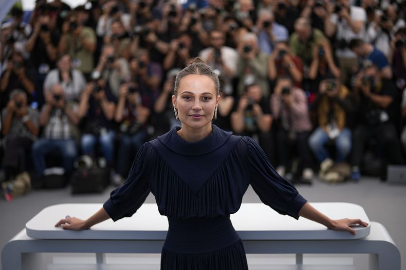 Alicia Vikander posa en la sesión fotográfica de la película Firebrand en la 76a edición del festival internacional de cine de Cannes, en el sur de Francia, el lunes 22 de mayo de 2023. (Foto AP/Daniel Cole)
