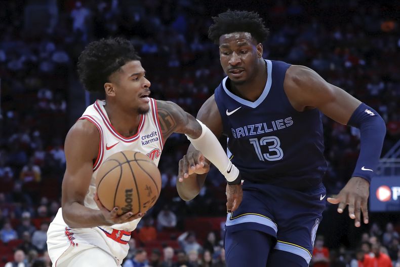 Jalen Green, de los Rockets de Houston, avanza frente a Jaren Jackson Jr., de los Grizzlies de Memphis, en el duelo del miércoles 22 de noviembre de 2023 (AP Foto/Michael Wyke)