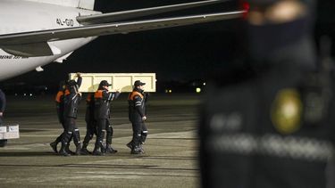 Un grupo de trabajadores trasladan el féretro de una de las víctimas de la caída del avión de Azerbaijani Airlines, cerca de la ciudad de Aktau, en Kazajstán, a su llegada al Aeropuerto Internacional Heydar Aliyev, en las afueras de Bakú, Azerbaiyán, el sábado 28 de diciembre de 2024. (AP Foto)