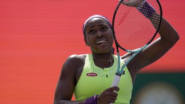 Coco Gauff, de Estados Unidos, celebra tras derrotar a Clara Burel, de Francia, en el torneo de tenis BNP Paribas Open, el sábado 9 de marzo de 2024, en Indian Wells, California (AP Foto/Mark J. Terrill).