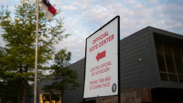 Un cartel de un centro de votación frente a un colegio electoral, el 26 de mayo de 2026, en Dallas, Texas. (Foto AP/Gabriela Passos, Archivo)