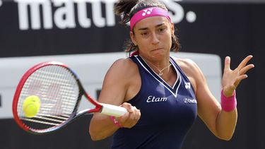 Caroline García devuelve ante Sabine Lisicki durante la primera ronda del torneo de la WTA en Berlín, el lunes 10 de junio de 2023. (Wolfgang Kumm/dpa vía AP)