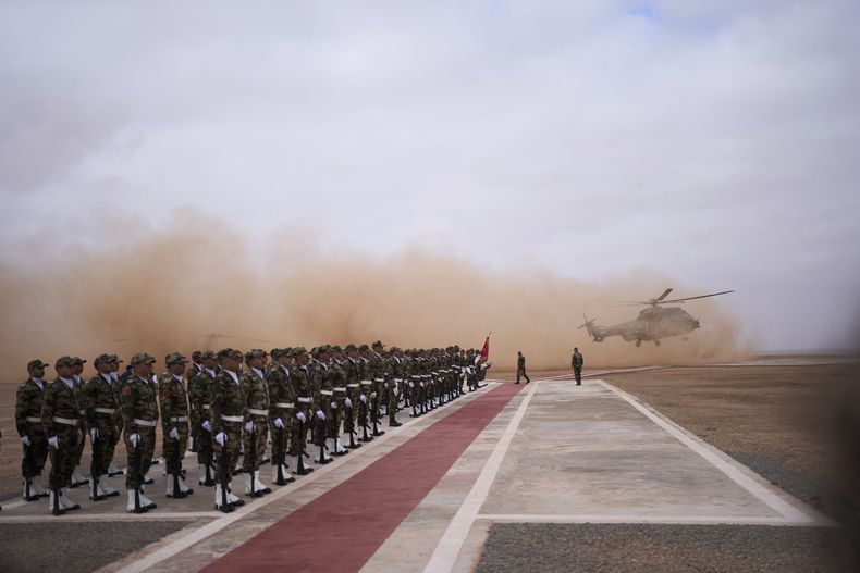 Miembros de las Fuerzas Armadas Reales de Marruecos montan guardia mientras participan en la 21ª edición del ejercicio militar León Africano, en Tantan, al sur de Agadir, Marruecos, el viernes 23 de mayo de 2025. (AP Foto/Mosaab Elshamy)