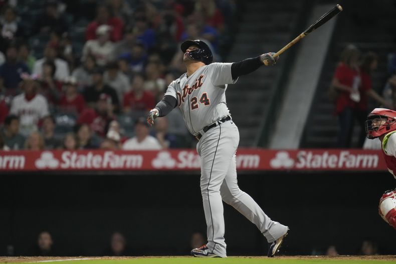 El venezolano Miguel Cabrera, bateador designado de los Tigres de Detroit, pega un sencillo en el quinto inning del juego del sábado 16 de septiembre de 2023, ante los Angelinos de Los Ángeles (AP Foto/Ashley Landis)