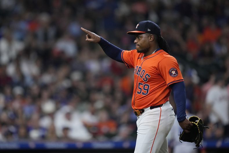 El abridor dominicano de los Astros de Houston, Framber Valdez sale del montículo durante la parte alta de la quinta entrada del juego de béisbol ante los Dodgers de Los Ángeles, el viernes 26 de julio de 2024, en Houston. (AP Foto/Kevin M. Cox)