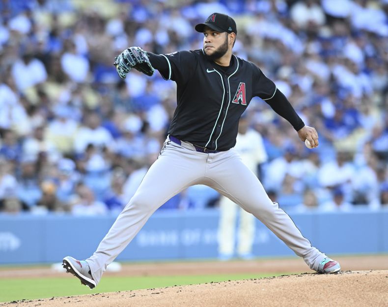 El lanzador de los Diamondbacks de ArizonA Eduardo Rodríguez, lanza un lanzamiento contra los Dodgers de Los Ángeles en la primera entrada de un juego de béisbol el sábado 30 de agosto de 2025, en Los Ángeles. (AP Photo/Wally Skalij)